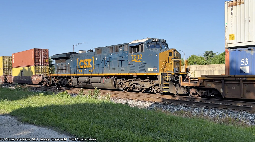 CSX 7232 is DPU for the westbound.